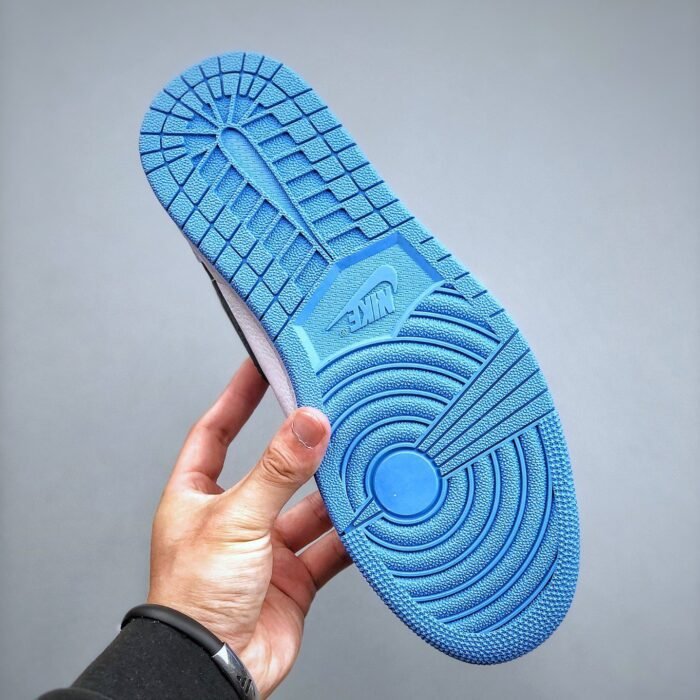 Air Jordan 1 High OG "University Blue" - Image 4