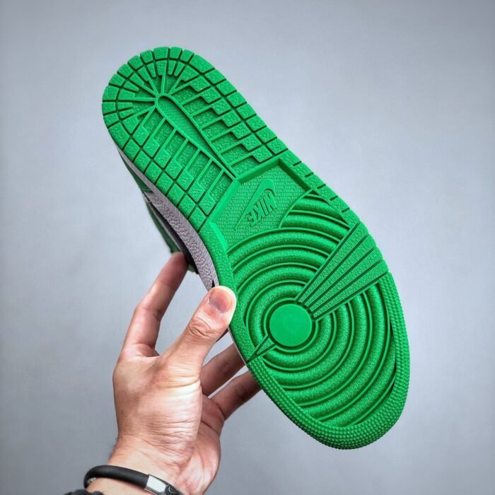 Air Jordan 1 Retro High OG "Lucky Green" - Image 4