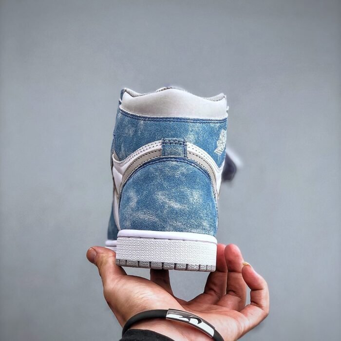 Air Jordan 1 Retro High OG 'Hyper Royal' - Image 4