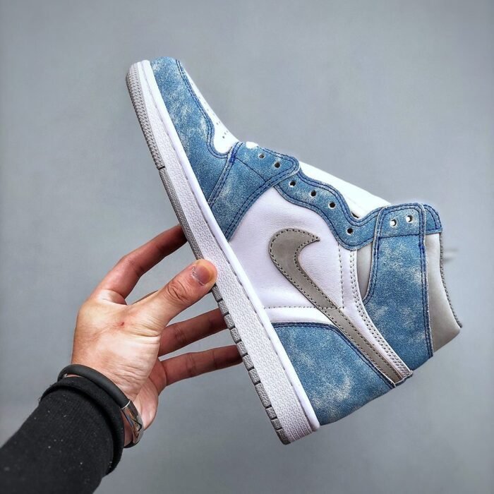 Air Jordan 1 Retro High OG 'Hyper Royal' - Image 3