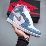Air Jordan 1 Retro High OG 'Hyper Royal' - Image 2