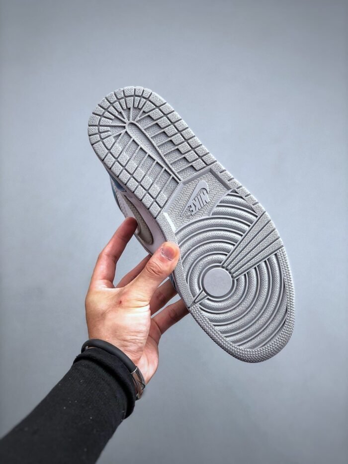 Air Jordan 1 Retro High OG 'Hyper Royal' - Image 5