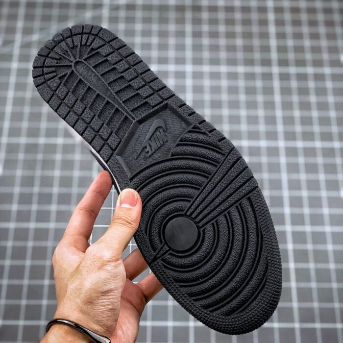 Air Jordan 1 Retro High OG 'Smoke Grey' - Image 5