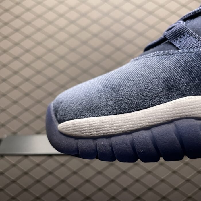 Wmns Air Jordan 11 Retro 'Midnight Navy Velvet' - Image 4