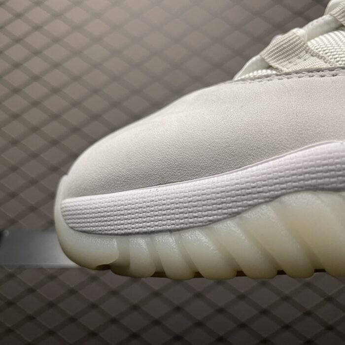 Air Jordan 11 Retro 'Platinum Tint' - Image 4
